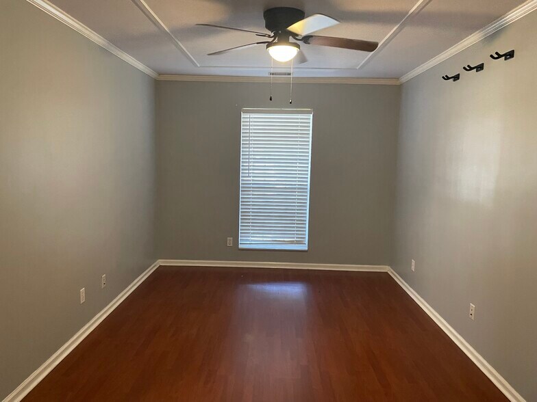 Building Photo - 301 E Cedar St