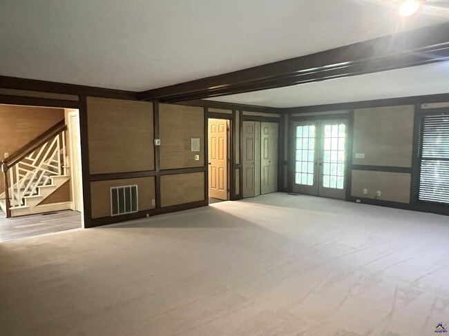 Building Photo - 136 River Knoll