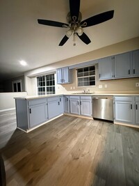 Building Photo - Large 4 Bedroom 2.5 Bath Home with Large Y...