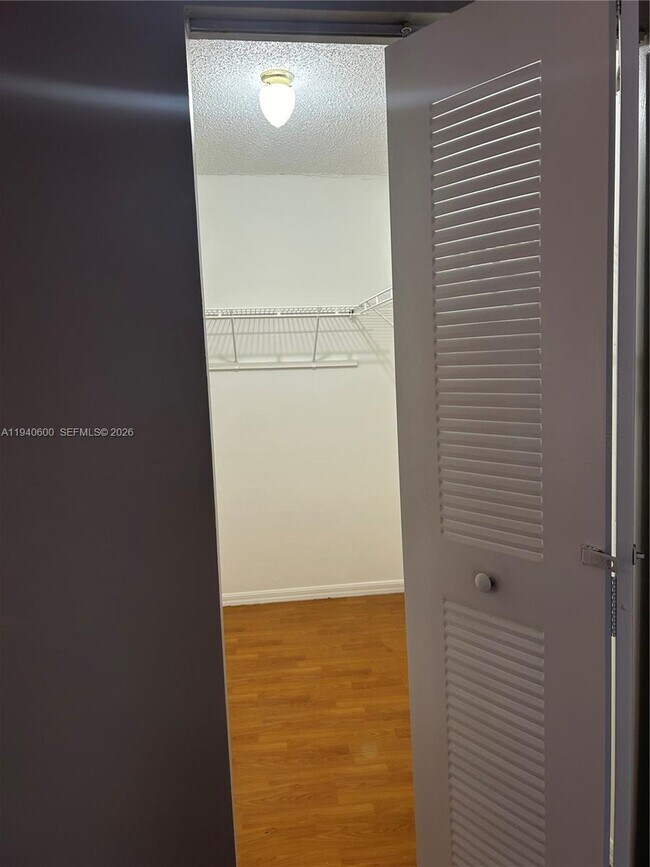 Building Photo - 6225 SW Kendale Lakes Cir