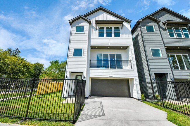 Primary Photo - 6951 Foster St