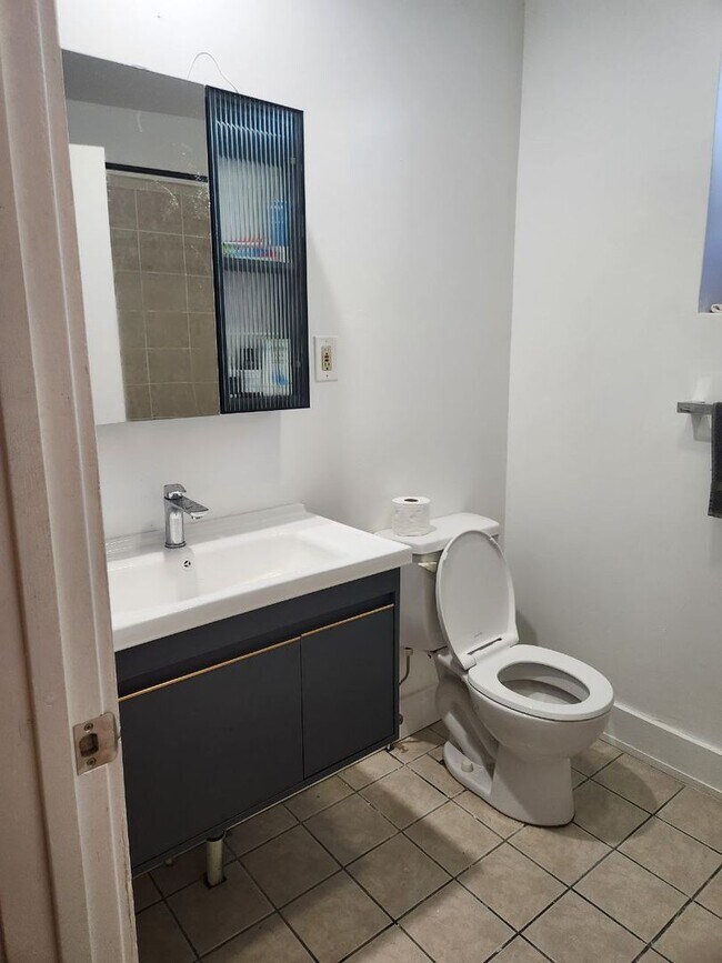 Building Photo - Bright and spacious three bedroom unit in ...