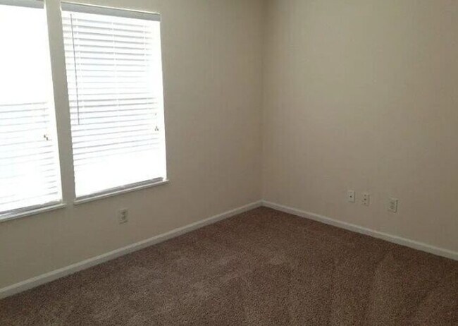 Building Photo - 316 Pin Oak Dr