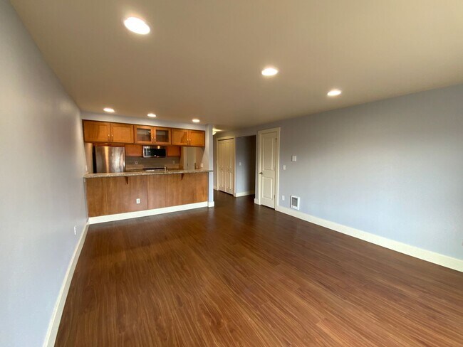 Building Photo - *** RENT SPECIAL 50% off MAY RENT*** Beautiful & Spacious Condo in the Heart of Tacoma