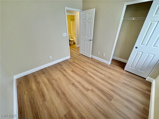 Building Photo - 10992 Scotch Rose St