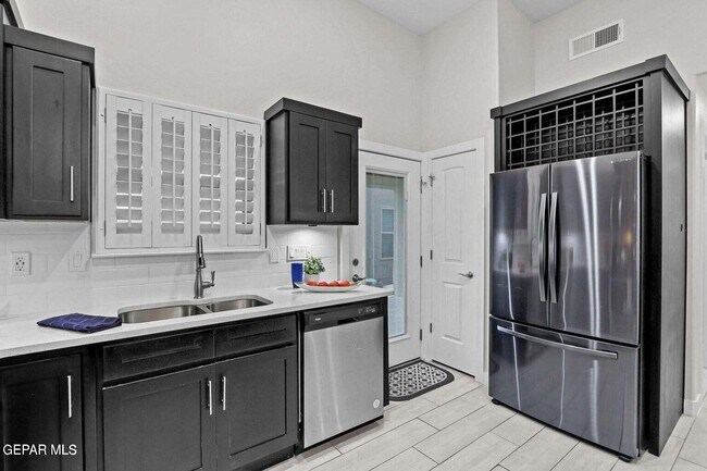 Building Photo - 2621 Maria Casas St