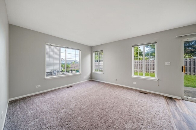 Building Photo - Beautiful 3 Bedroom 2 Bath Home in Lake in the Hills!