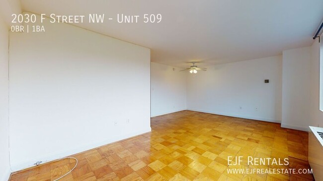 Building Photo - Bright, efficiency w Full Kitchen, Pool, 2...