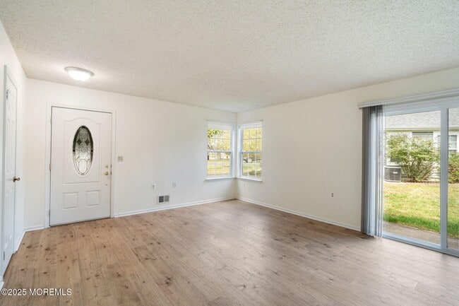 Building Photo - 7 Tamarack Ct