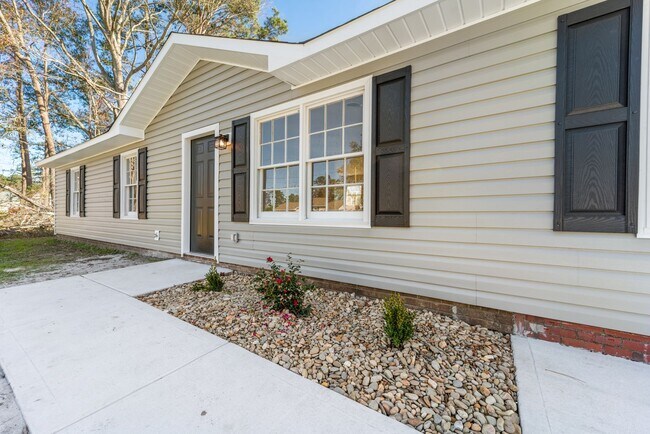 Building Photo - 136 Sandy Dr