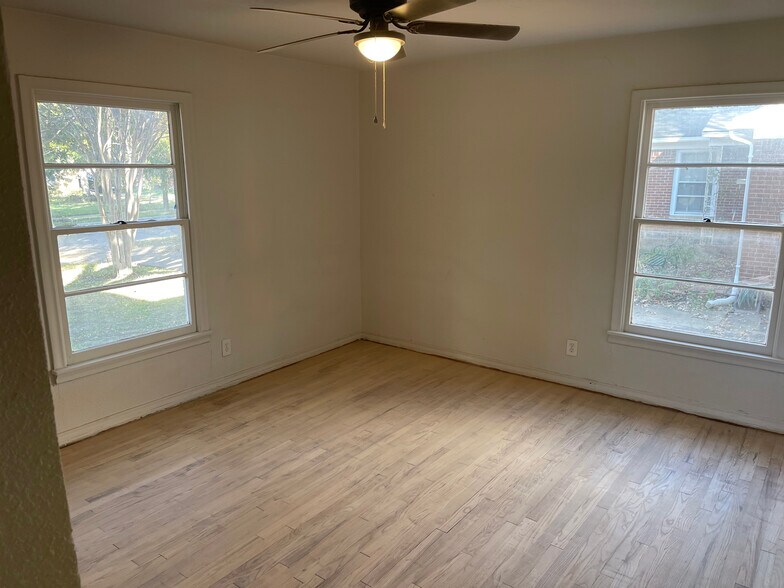 Master Bedroom - 102 E Ireland Dr