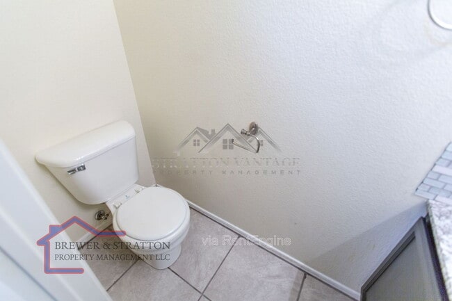 Building Photo - 2102 E Spruce Dr