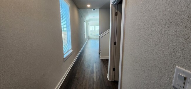 Building Photo - 2208 Delano Dr