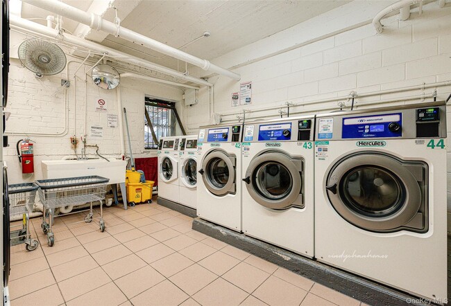 Building Photo - 94-30 60th Ave