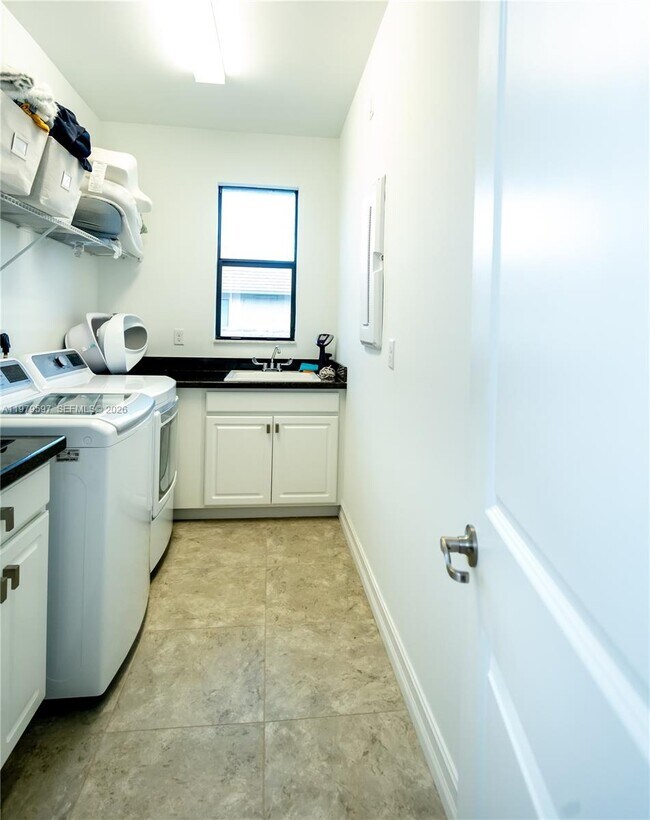 Building Photo - 11826 SW 13th Ct