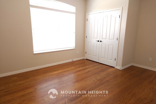 Building Photo - 744 Lazy Oak Way