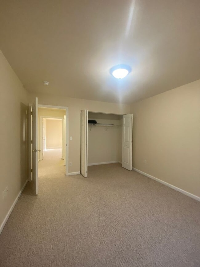 Building Photo - Beautiful 3 Bedroom, 2 1/2 Bath Townhome