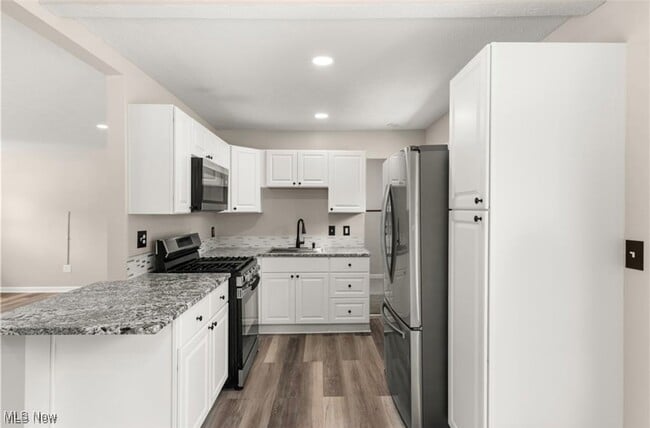 Building Photo - 794 Robinhood Dr