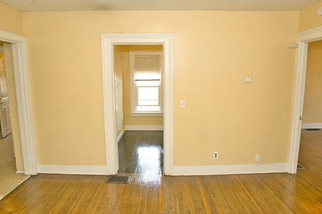 Building Photo - 865-869 Clifford