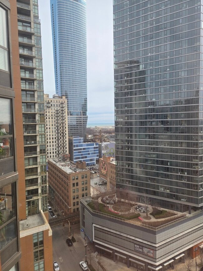 Building Photo - 899 S Plymouth Ct