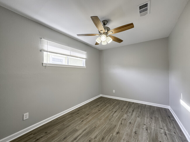 Bedroom - 4539 Dakota St