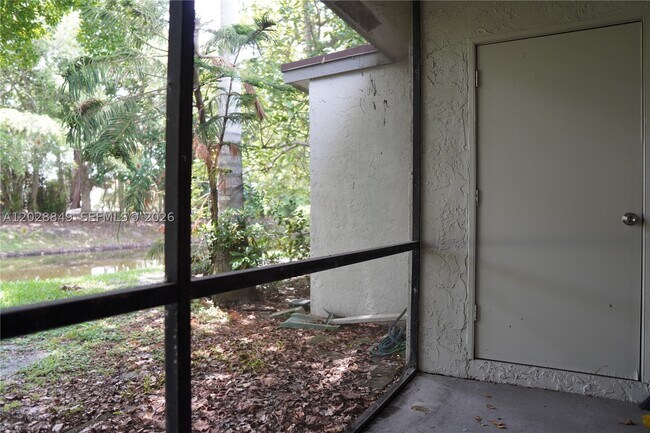 Building Photo - 453 Lakeview Dr