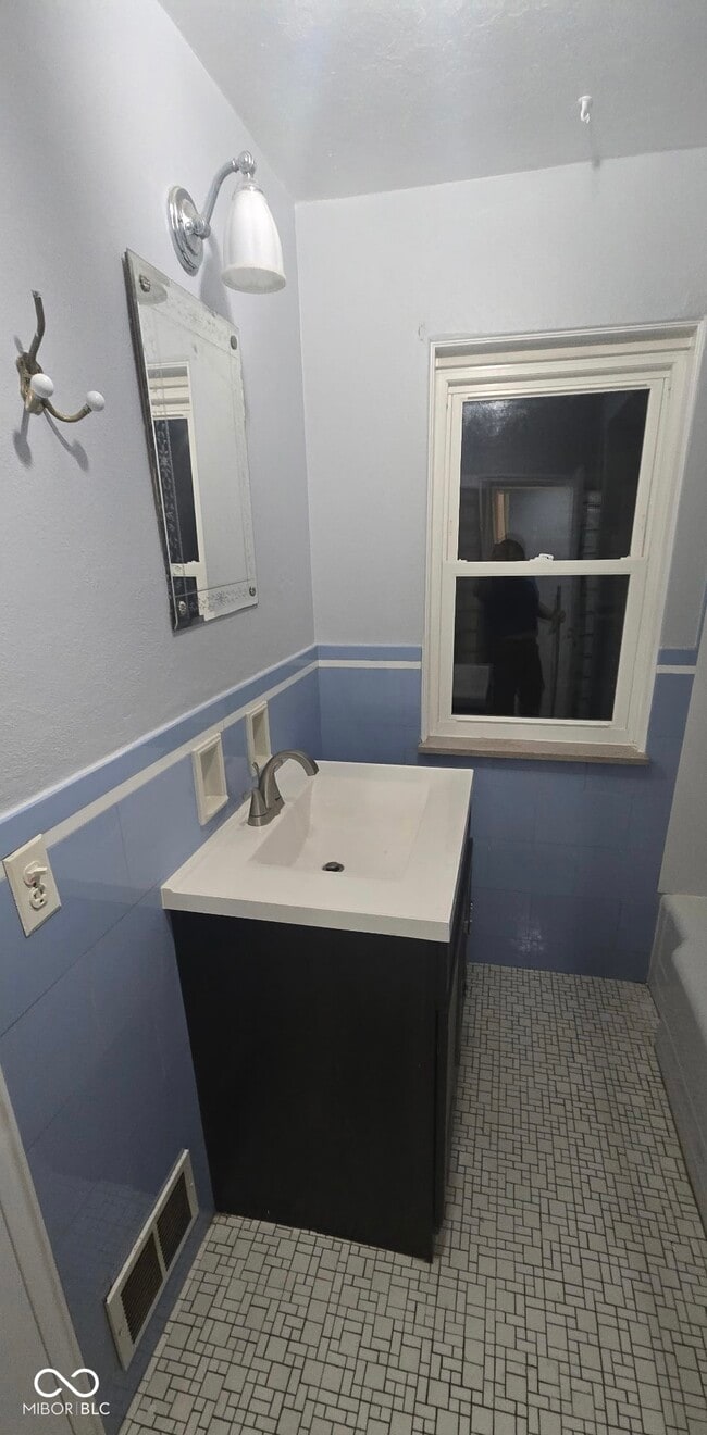 Building Photo - 402 W 52nd St