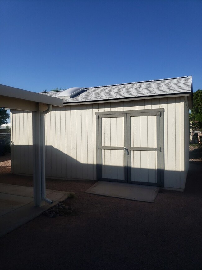 Building Photo - 3 bd 2 bath Golf Course Living