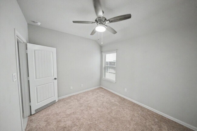 Building Photo - Beautiful Potranco Run Home with 3-Car Garage - Realtor Commission: $750