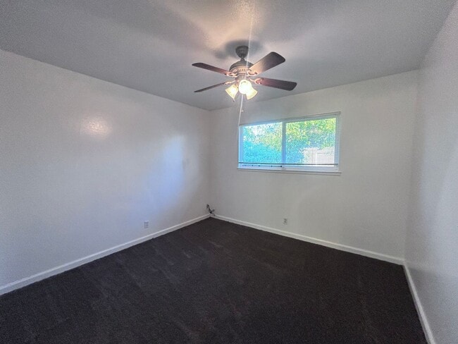 Building Photo - Three Bedroom Two Bathroom Home