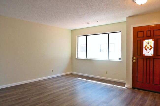 Building Photo - 2 bed/2 bath Condo with new flooring, balcony