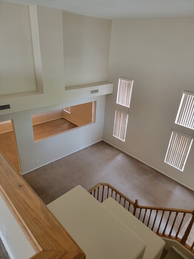 Building Photo - Spectacular 3-bedroom, 2.5 bathroom home F...