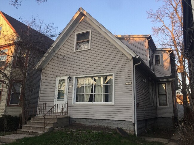 Primary Photo - 2730 N Oakland Ave