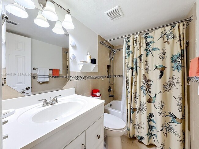 Building Photo - 9350 Fontainebleau Blvd