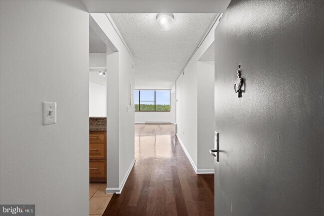 Building Photo - 10101 Grosvenor Pl
