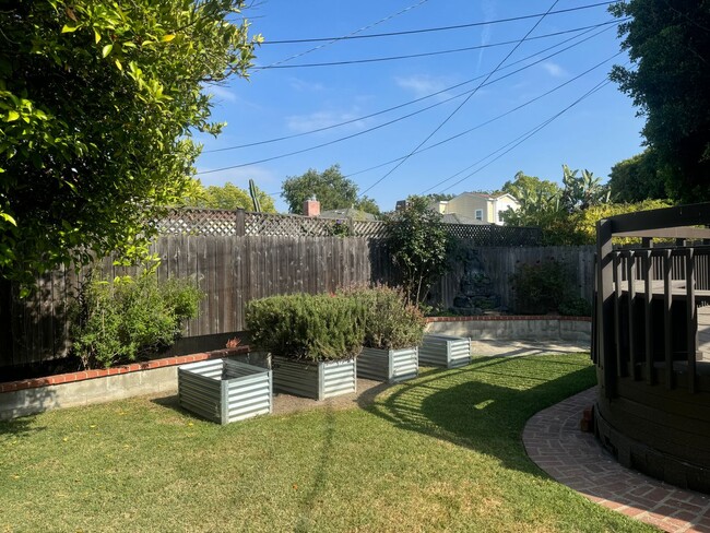 Building Photo - Charming North Hollywood Home