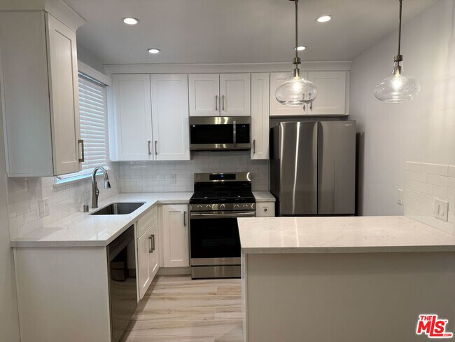 Building Photo - 4123 W Toluca Lake Ave
