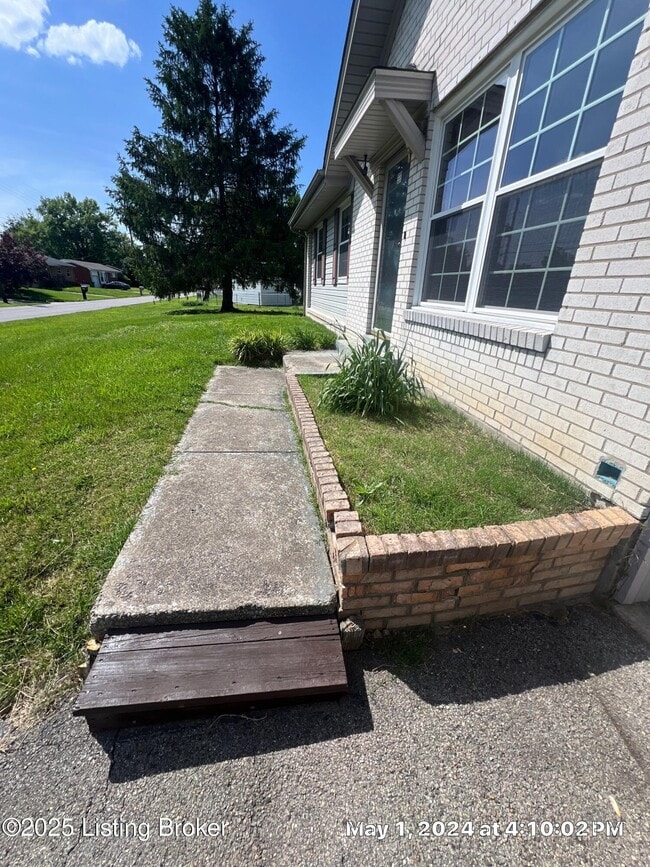 Building Photo - 230 S Circlecrest Dr