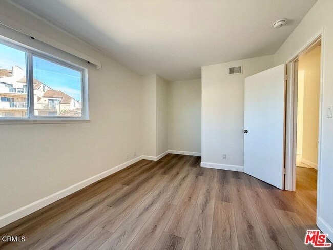 Building Photo - 574 Island View Cir