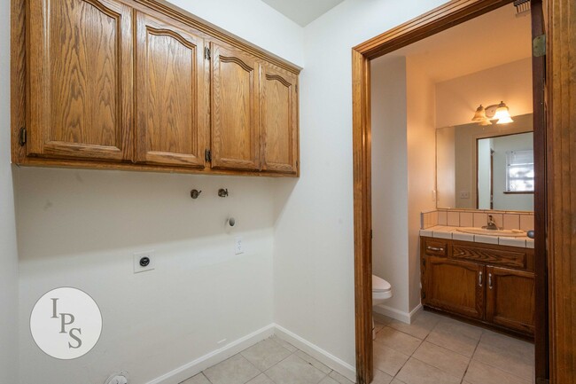 Building Photo - Westside Kerman Prestigious TownHome, 2/2,...