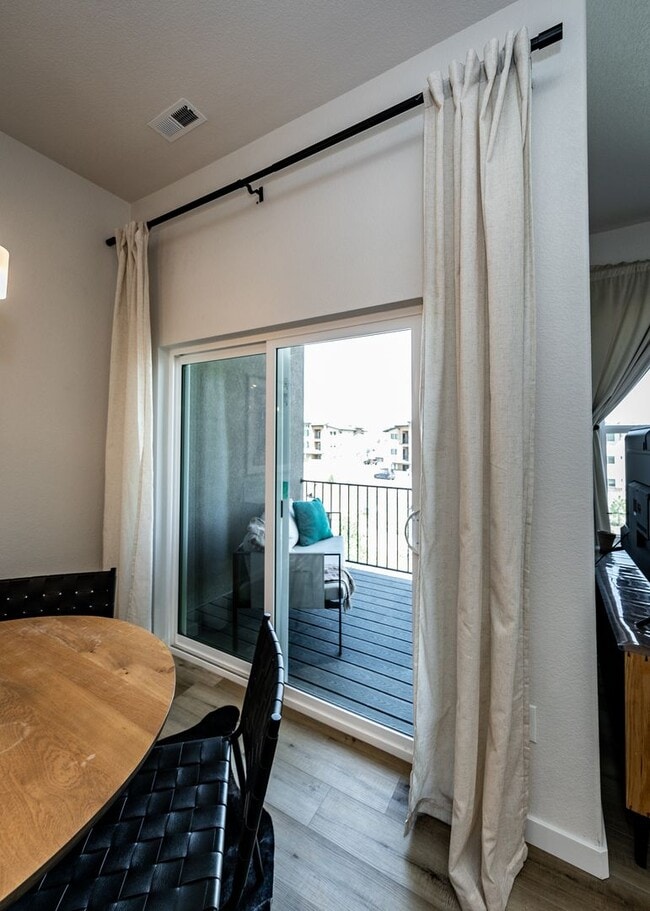 Building Photo - Beautiful Townhome Next to Nature on Westside