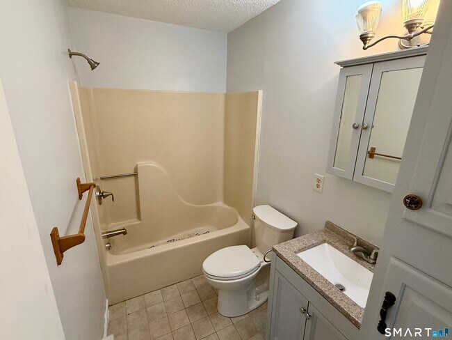 Building Photo - 84 Wilmot St