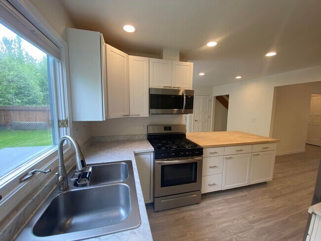 Building Photo - A 3 bed, 2.5 bath home that has been meticulously well kept!