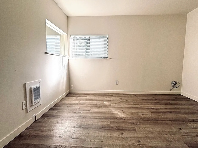 Building Photo - 3 BR / 1 BA in nicely updated duplex in No...