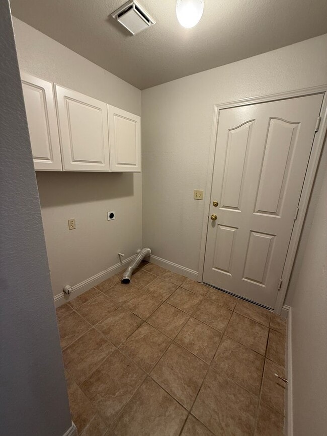 Building Photo - Prime Location 3 Bed 2 Bath Updated Home!