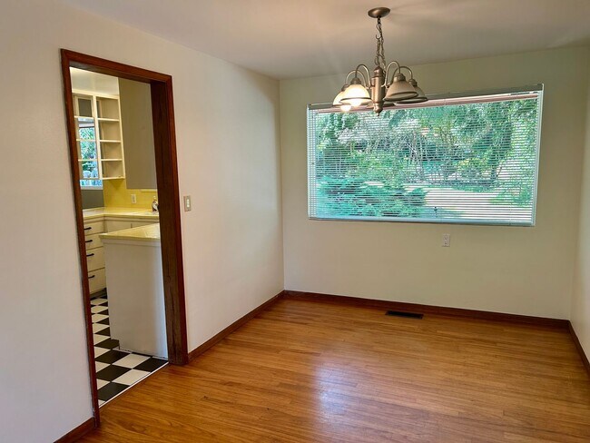 Building Photo - Meadowbrook Home