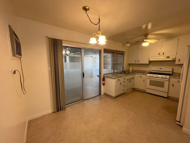 Building Photo - Spacious 3 bed 1 bath plus bonus room! Pet friendly with nice size back yard