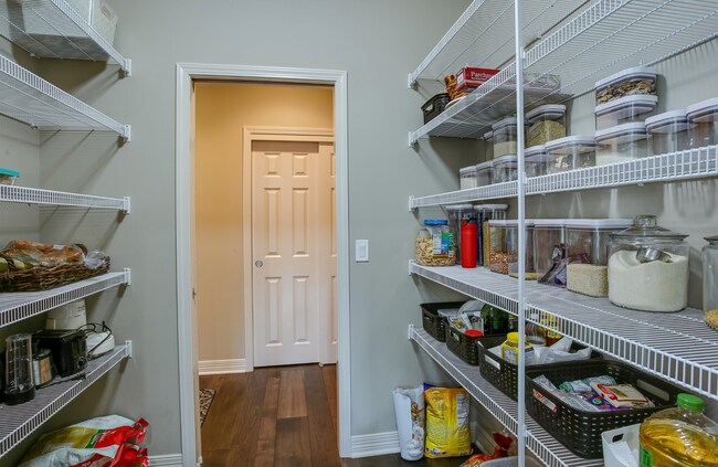 Building Photo - Stylish Living & Modern Comfort in Mission...