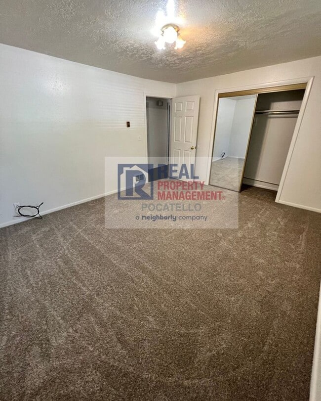 Building Photo - 2 bedroom 1 bath duplex - Single car garage