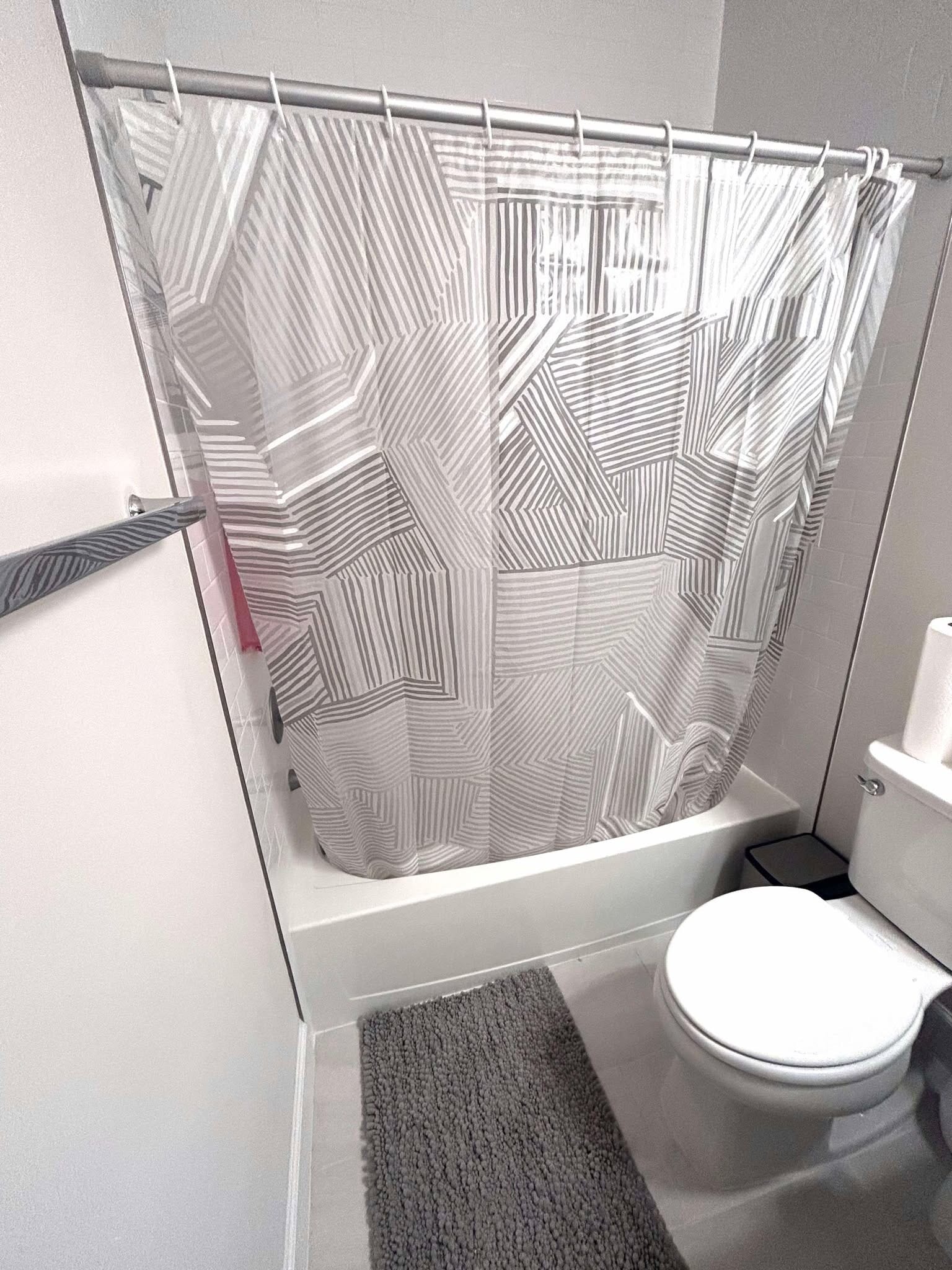 Shared bathroom - 3503 Carnaby St